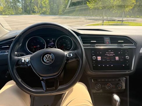 Used 2018 Volkswagen Tiguan SE FWD image 3