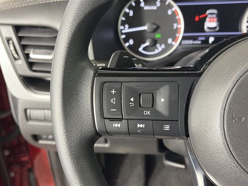 Used 2023 Nissan Rogue SV image 27