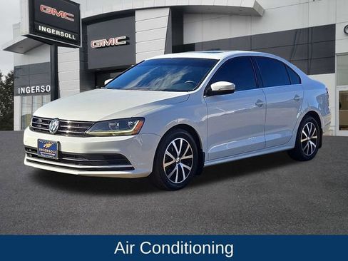 Used 2017 Volkswagen Jetta SE image 4