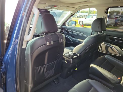 Used 2024 Kia Telluride EX w/ EX Captain's Chair Package FWD image 17