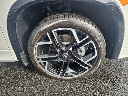 Used 2025 Volkswagen Tiguan SEL R-Line image 9