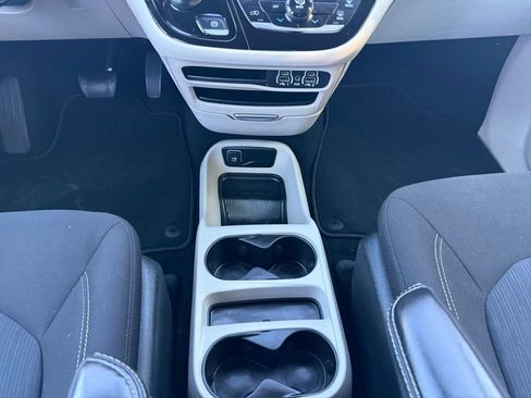 Used 2023 Chrysler Voyager LX image 37