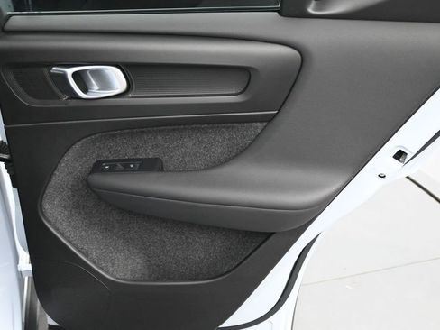 Certified 2025 Volvo XC40 B5 Plus AWD/4WD image 16