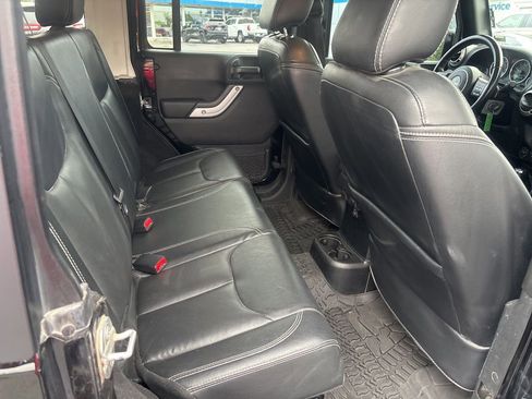 Used 2017 Jeep Wrangler Unlimited Sahara w/ Connectivity Group AWD/4WD image 9