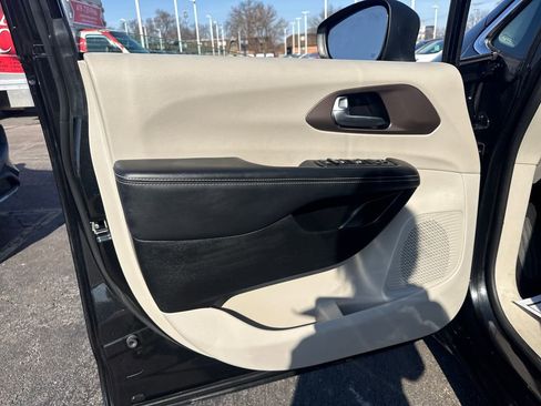 Used 2023 Chrysler Voyager LX image 20