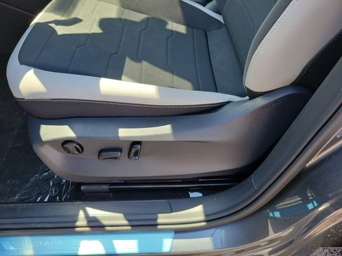 New 2026 Volkswagen Taos SE FWD image 19