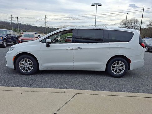 Used 2023 Chrysler Pacifica Touring-L FWD image 4