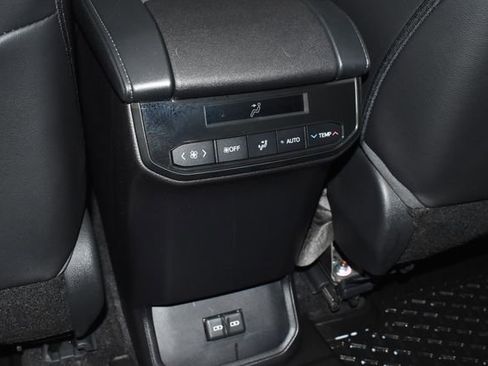 Used 2023 Toyota Highlander XLE image 33