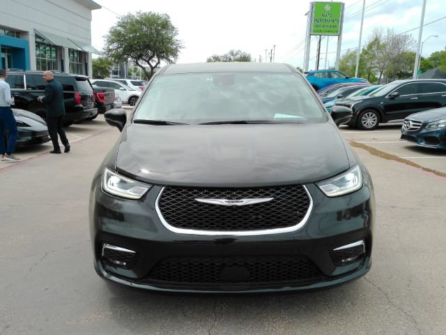 Used 2024 Chrysler Pacifica Touring-L FWD image 2