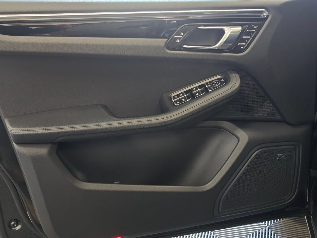 Certified 2025 Porsche Macan AWD/4WD image 33