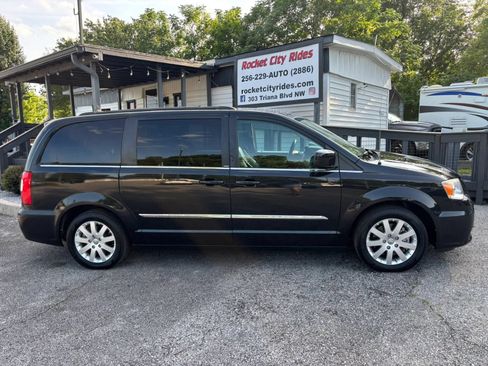Used 2014 Chrysler Town & Country Touring FWD image 2