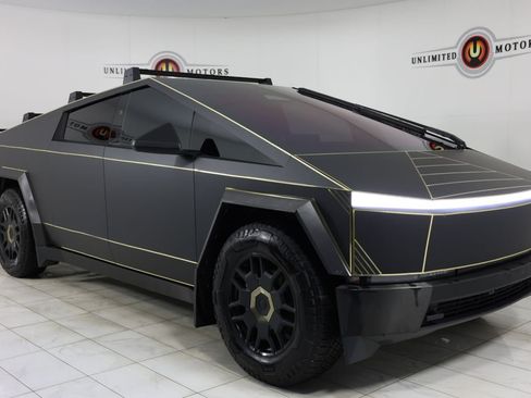 Used 2024 Tesla Cybertruck AWD Crew Cab image 38