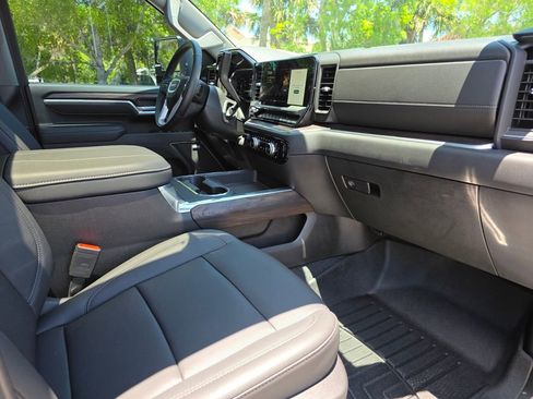 Used 2025 GMC Sierra 3500 SLT w/ SLT Convenience Package AWD/4WD image 9