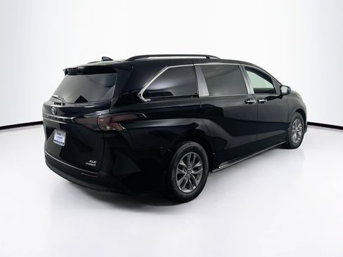 Used 2023 Toyota Sienna XLE image 5
