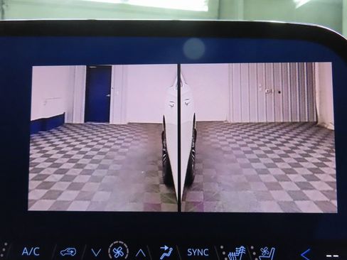 Used 2025 Chevrolet Suburban High Country image 15