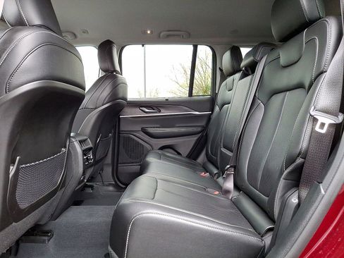 Used 2023 Jeep Grand Cherokee Limited w/ Luxury Tech Group II AWD/4WD image 20