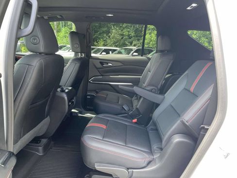Used 2024 Chevrolet Traverse RS FWD image 11