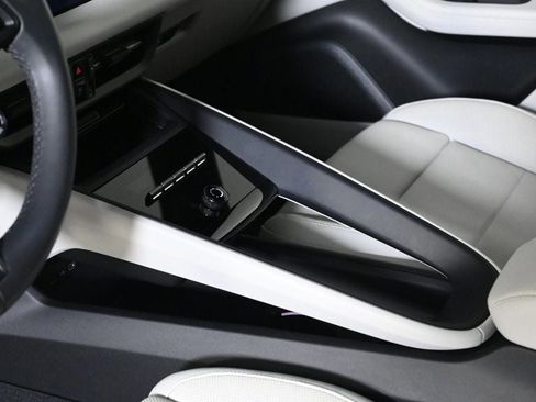 Certified 2025 Porsche Macan Electric image 24