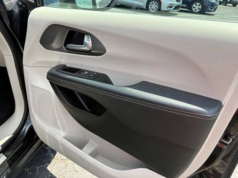 Used 2023 Chrysler Pacifica Touring-L FWD image 11