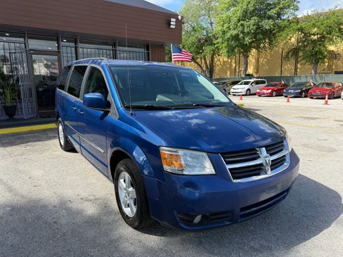 Used 2010 Dodge Grand Caravan SXT image 3