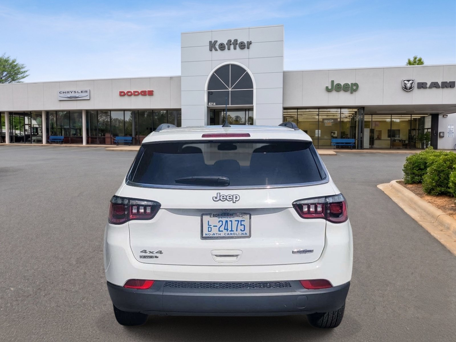 Used 2026 Jeep Compass Latitude AWD/4WD image 3