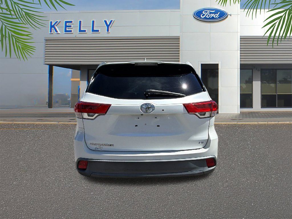 Used 2018 Toyota Highlander Plus FWD image 4