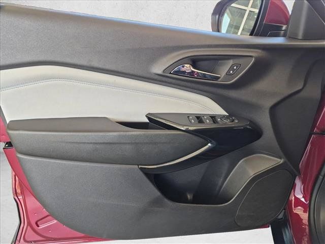 Used 2025 Chevrolet Trax LT FWD image 10