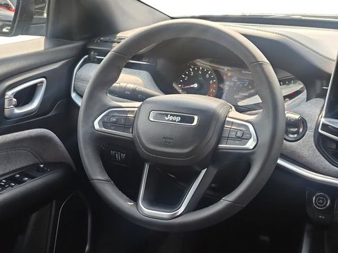 Used 2023 Jeep Compass Latitude AWD/4WD image 11