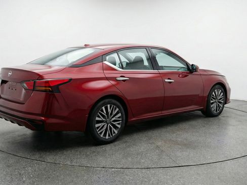 Used 2025 Nissan Altima 2.5 SV image 9