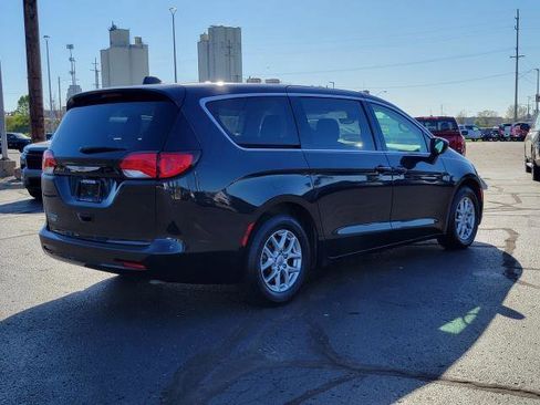 Used 2023 Chrysler Voyager LX FWD image 2