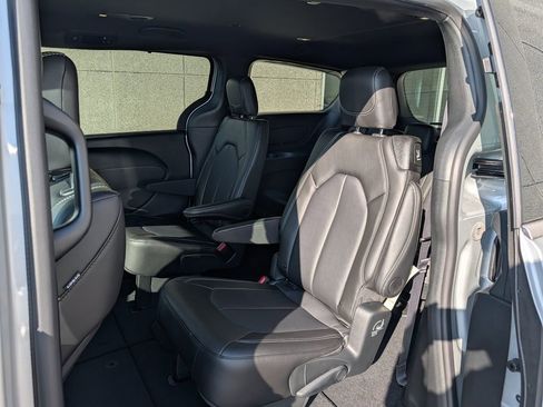 New 2026 Chrysler Pacifica Select AWD/4WD image 6