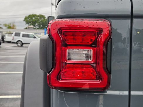 Used 2025 Jeep Wrangler Unlimited Rubicon AWD/4WD image 9