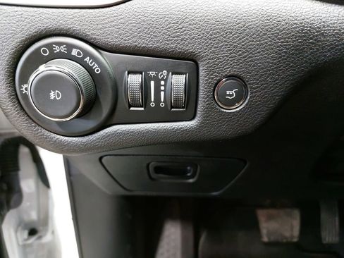 Used 2021 Jeep Cherokee Limited image 24