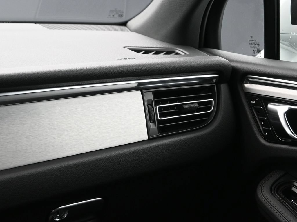 Certified 2026 Porsche Macan AWD/4WD image 23