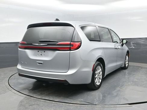 Used 2024 Chrysler Pacifica Touring-L FWD image 18