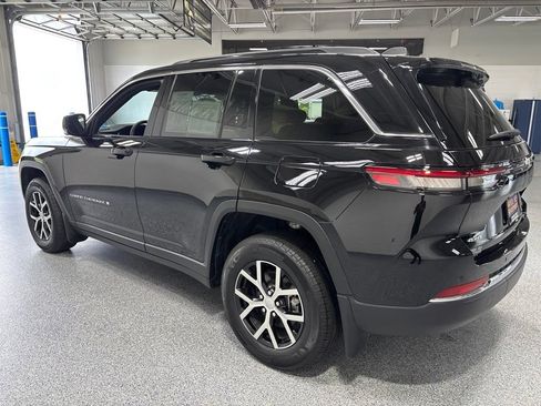 Used 2025 Jeep Grand Cherokee Limited w/ Luxury Tech Group II AWD/4WD image 5