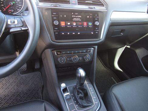 Used 2020 Volkswagen Tiguan SE FWD image 17