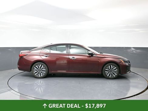 Used 2024 Nissan Altima 2.5 SV image 4