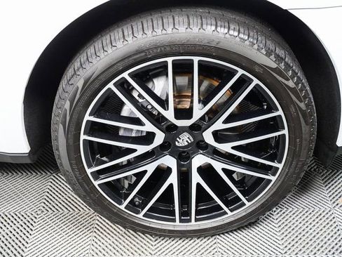 Certified 2024 Porsche Macan image 40