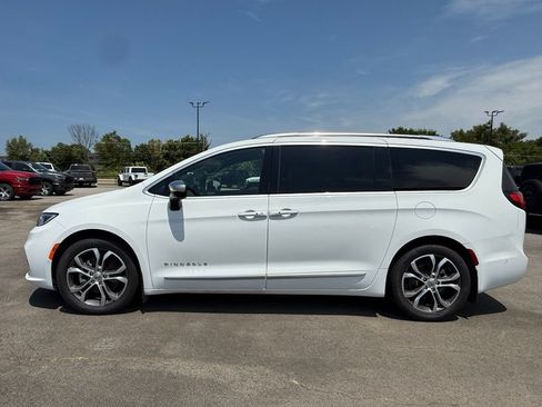 Used 2025 Chrysler Pacifica Pinnacle w/ Trailer Tow Group FWD image 4