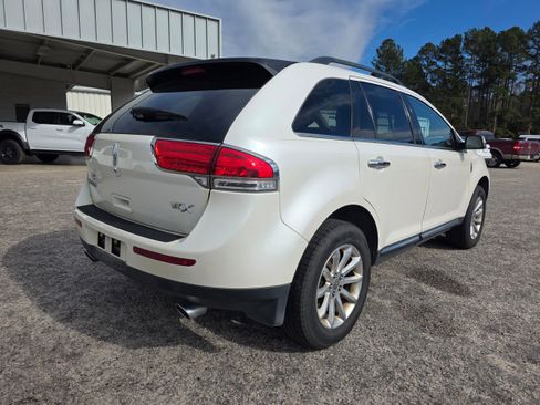 Used 2013 Lincoln MKX FWD image 4