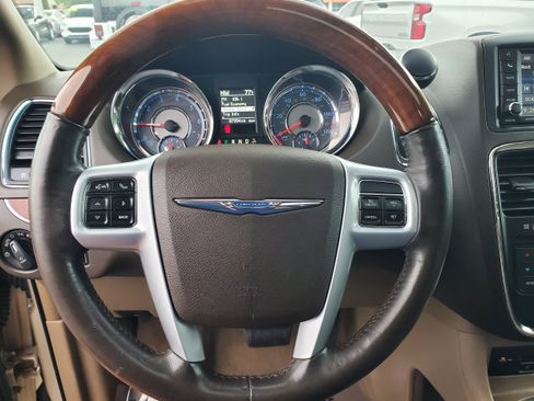 Used 2014 Chrysler Town & Country Limited w/ Luxury Group FWD image 15