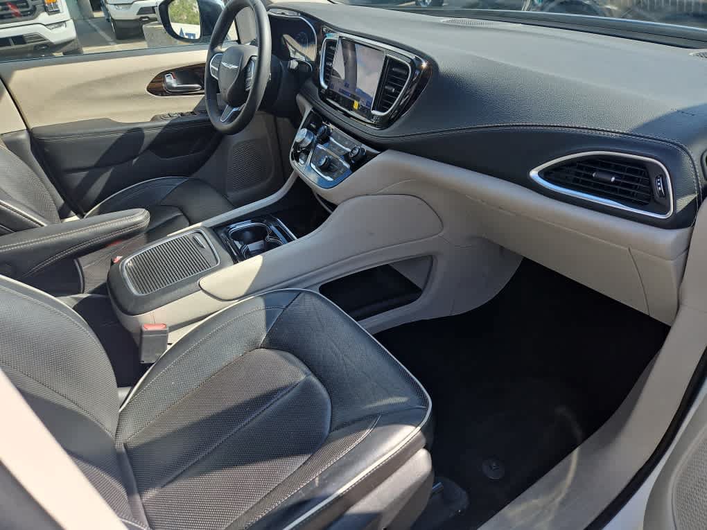 Used 2023 Chrysler Pacifica Limited FWD image 14