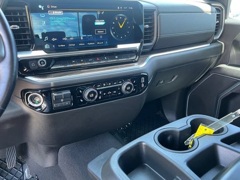 Used 2022 Chevrolet Silverado 1500 LT AWD/4WD image 27