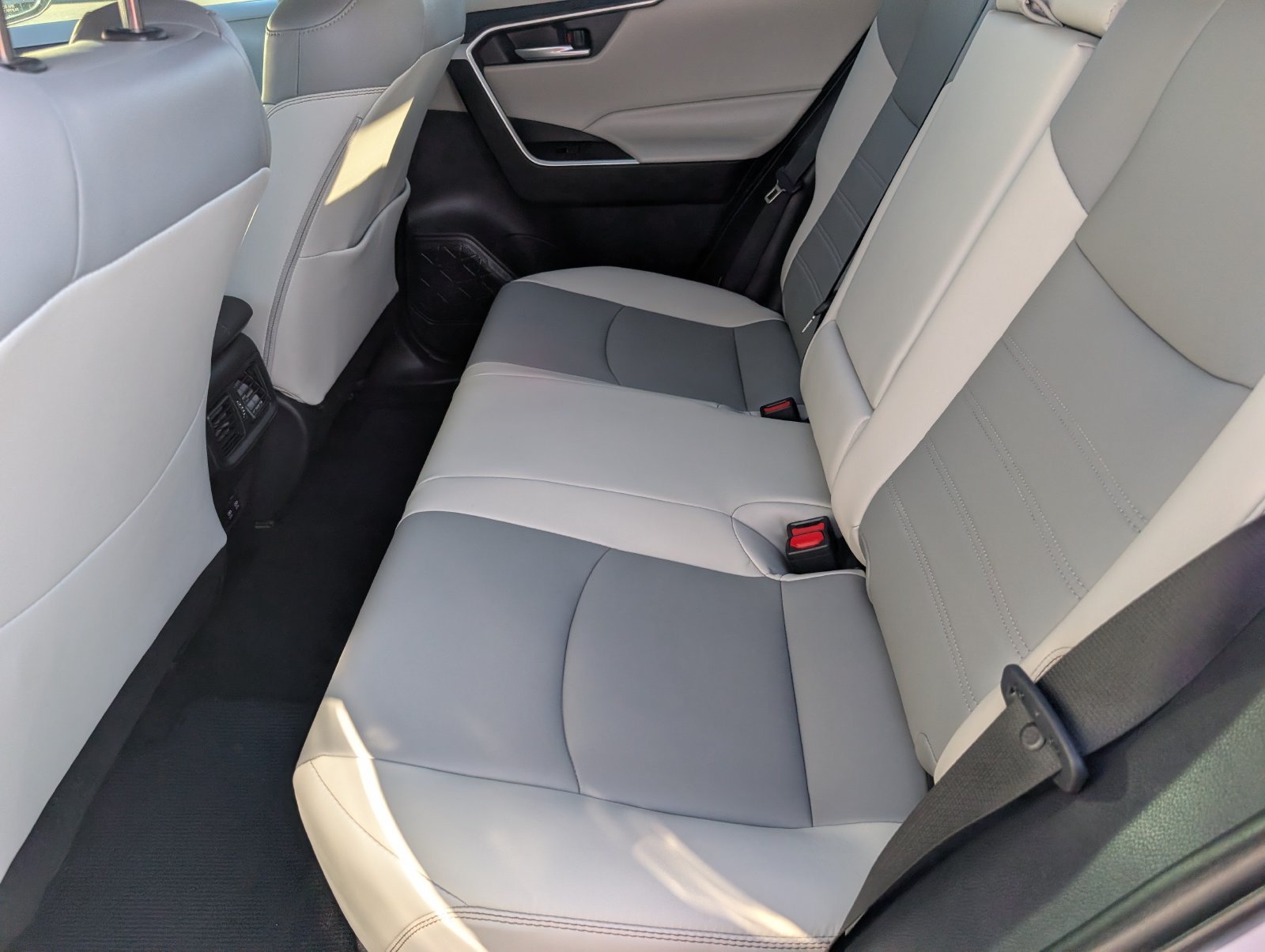 Used 2020 Toyota RAV4 XLE Premium FWD image 28