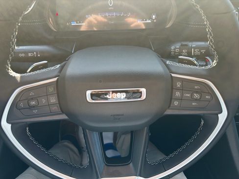 New 2025 Jeep Grand Cherokee Altitude image 13