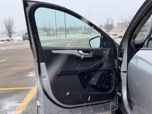 Used 2020 Ford Escape SE image 4