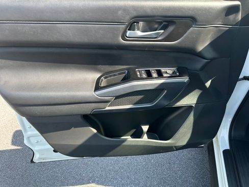 Used 2023 Nissan Pathfinder SL AWD/4WD image 15