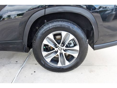Used 2023 Toyota Highlander XLE FWD image 32