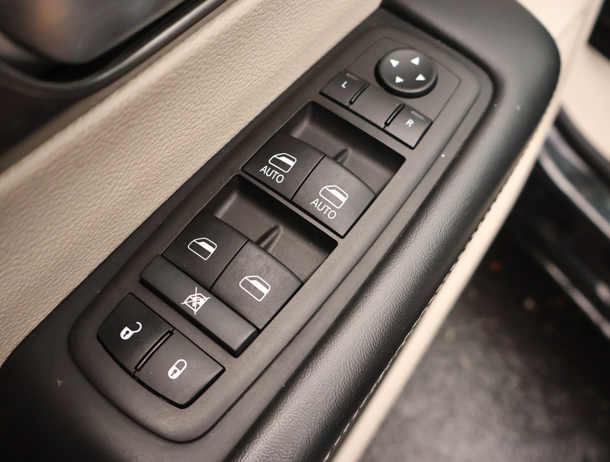 Used 2024 Chrysler Pacifica Touring-L FWD image 8